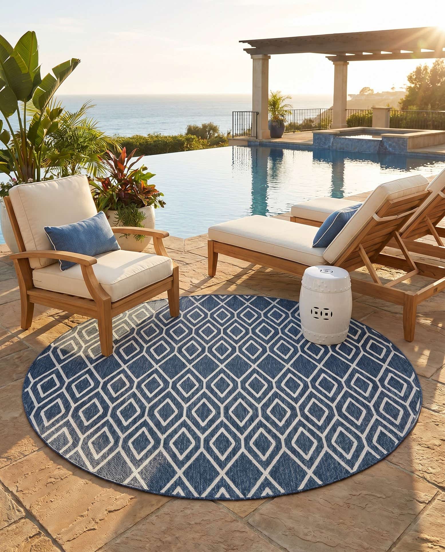 7' x 7' Easy-Clean Jill Zarin Indoor / Outdoor Round Rug