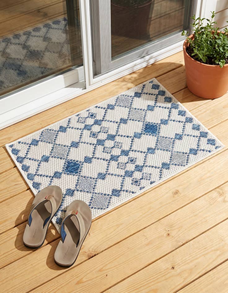 Detail image of 2' x 3' Easy-Clean Trellis Indoor / Outdoor Rug