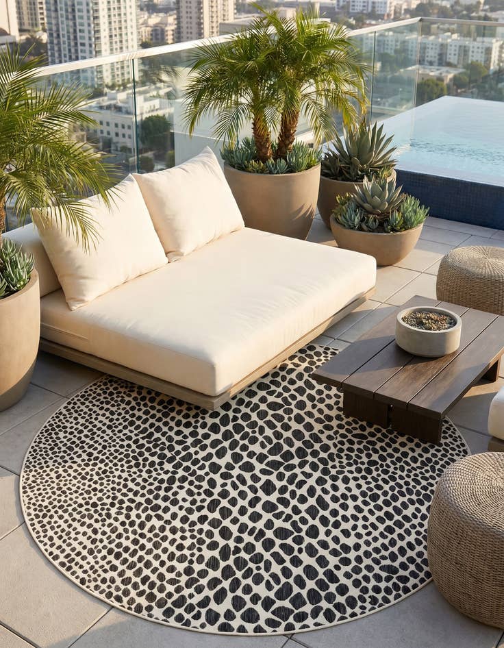 Detail image of 7' x 7' Easy-Clean Jill Zarin Indoor / Outdoor Round Rug
