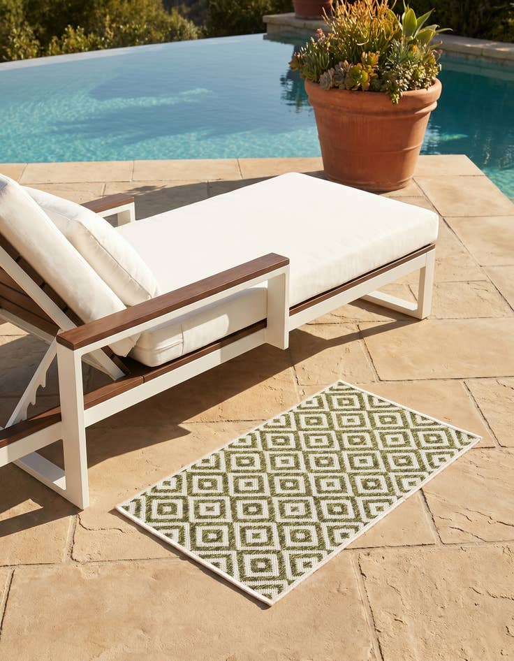 Detail image of 2' x 3' Easy-Clean Jill Zarin Costa Rica Indoor / Outdoor Rug