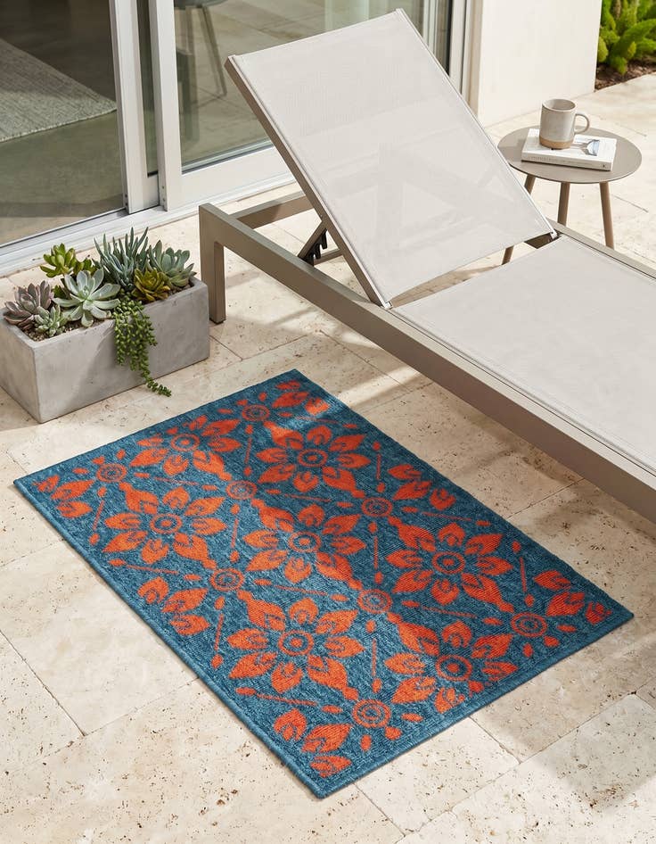 Detail image of 2' x 3' Easy-Clean Lattice Indoor / Outdoor Rug