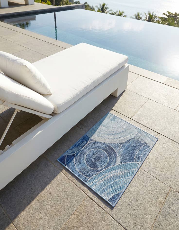 Detail image of 2' 2 x 3' Easy-Clean Modern Indoor / Outdoor Rug