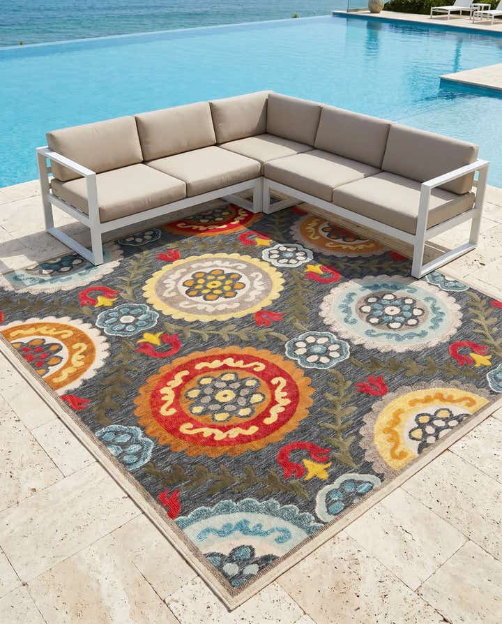 7' 10 x 7' 10 Easy-Clean Casablanca Indoor / Outdoor Square Rug