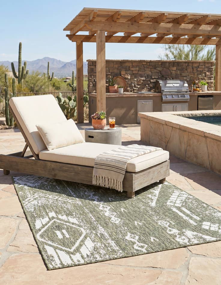 Detail image of 4' x 6' Easy-Clean Bohemian Indoor / Outdoor Rug