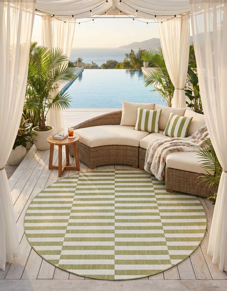 Detail image of 7' 10 x 7' 10 Easy-Clean Striped Indoor / Outdoor Round Rug