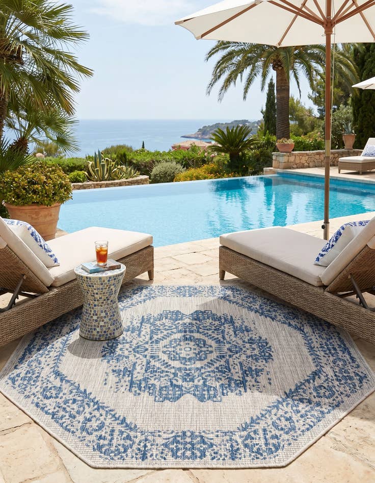 Detail image of 5' 3 x 5' 3 Easy-Clean Traditional Indoor / Outdoor Octagon Rug