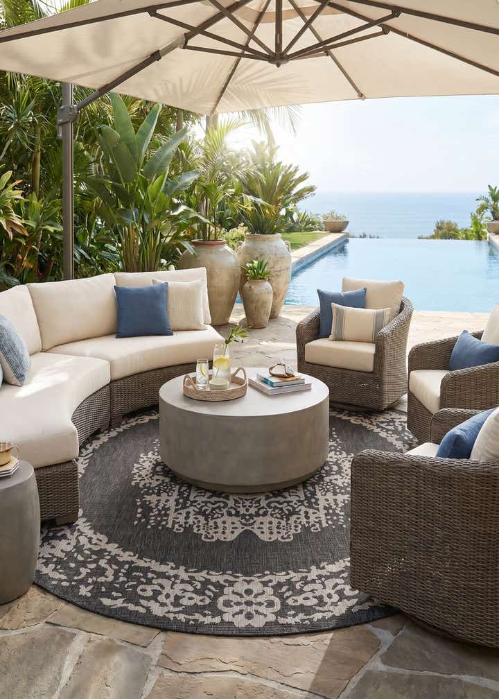 10' x 10' Easy-Clean Traditional Indoor / Outdoor Round Rug