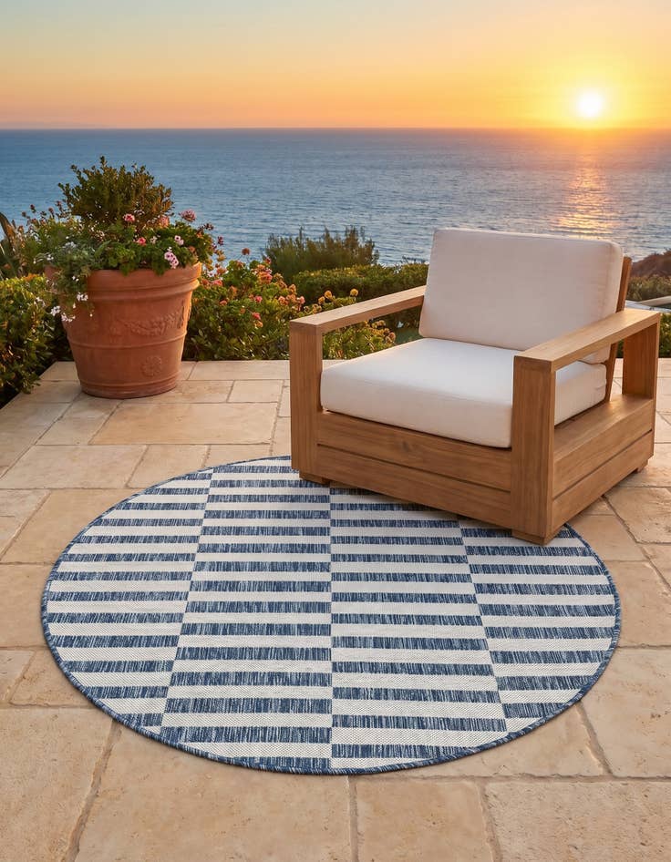 Detail image of 4' x 4' Easy-Clean Ribbon Indoor / Outdoor Round Rug