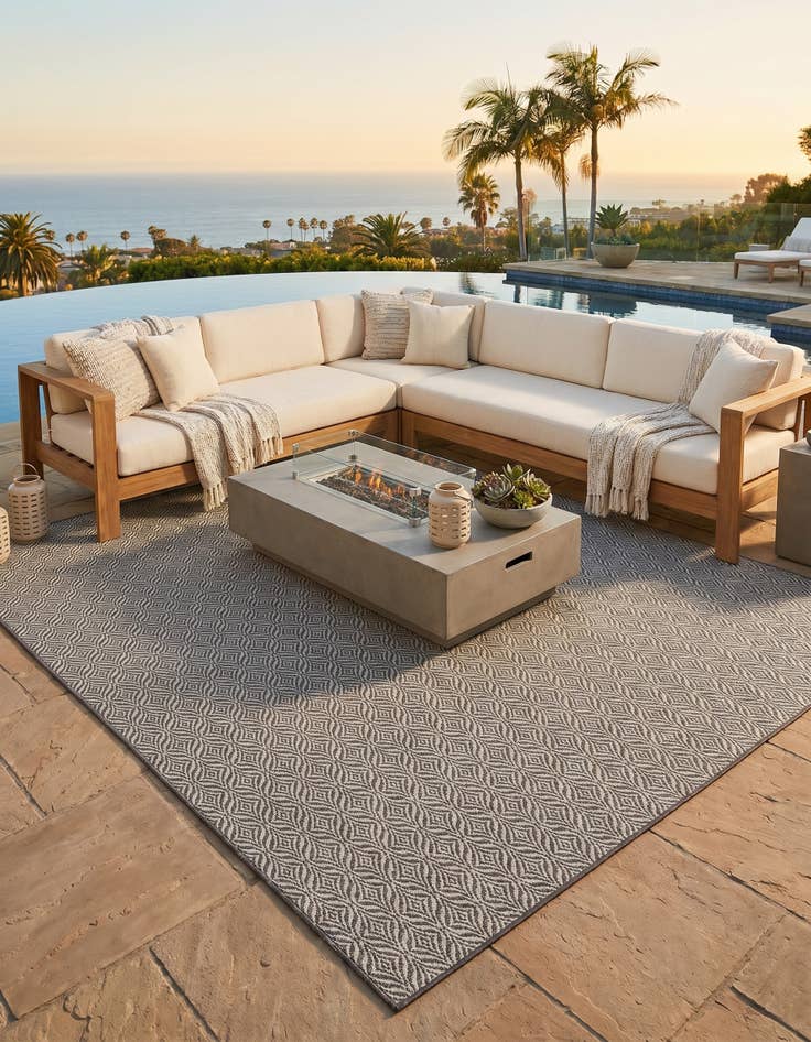 Detail image of 9' x 12' Easy-Clean Lattice Indoor / Outdoor Rug