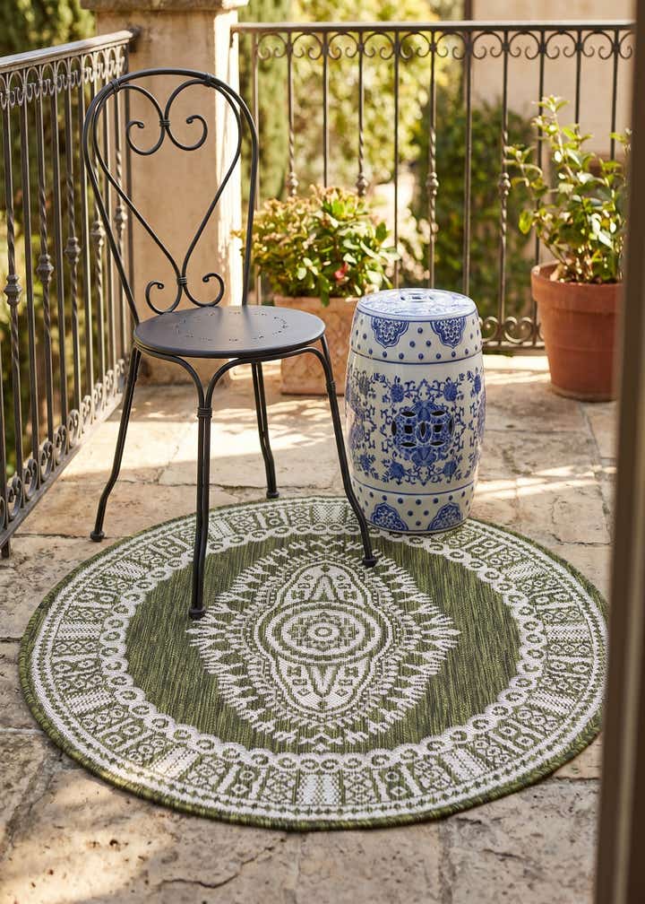 3' x 3' Easy-Clean Traditional Indoor / Outdoor Round Rug