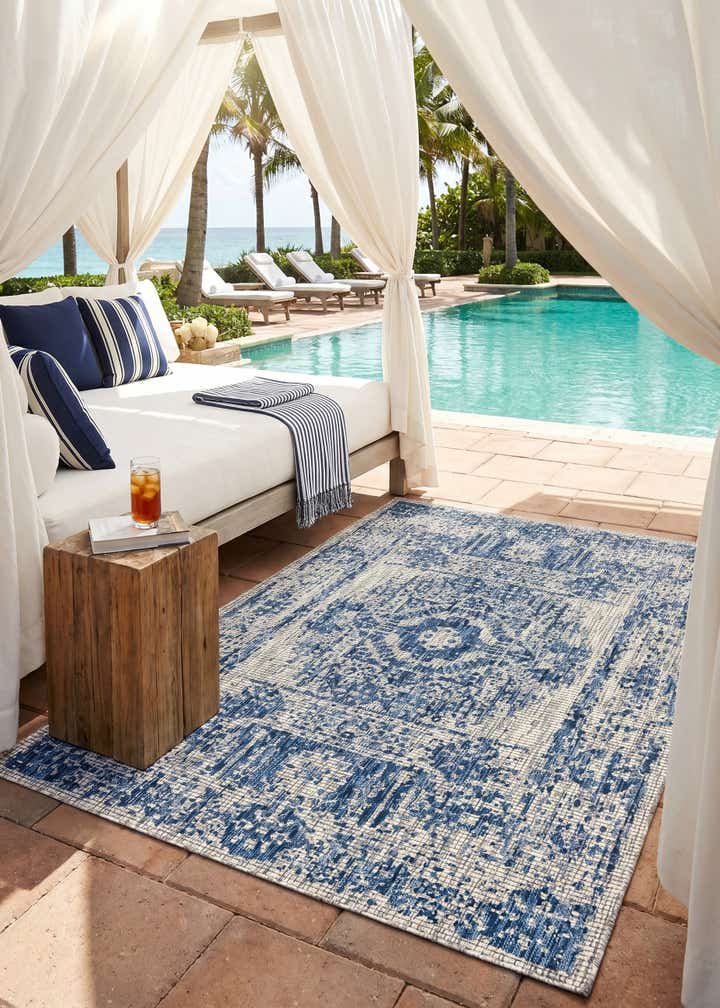 4' x 6' Easy-Clean Traditional Indoor / Outdoor Rug