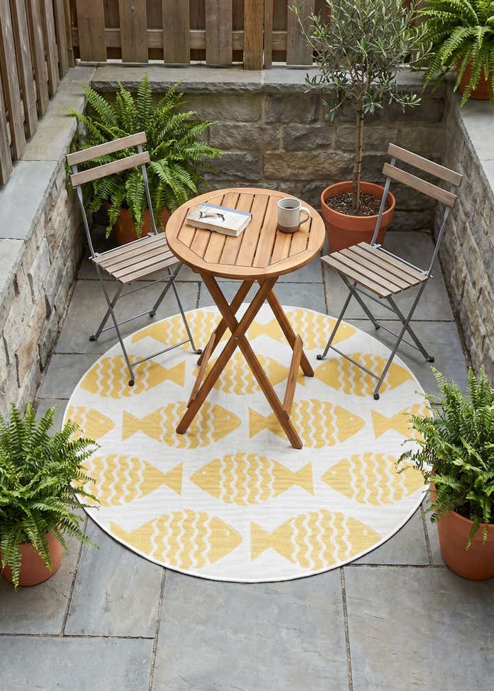 4' 1 x 4' 1 Easy-Clean Coastal Indoor / Outdoor Round Rug