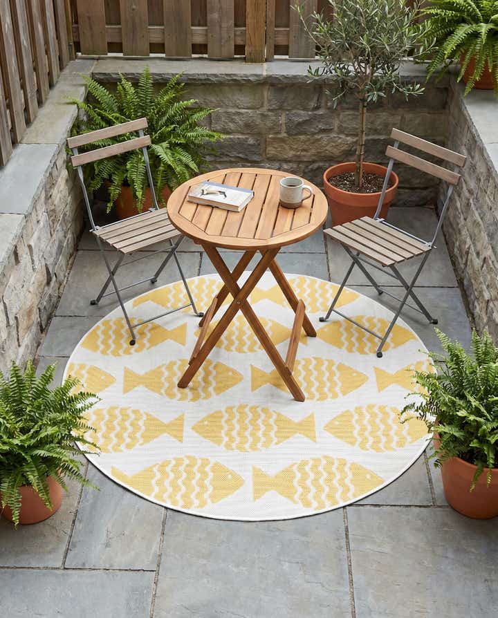 4' 1 x 4' 1 Easy-Clean Coastal Indoor / Outdoor Round Rug