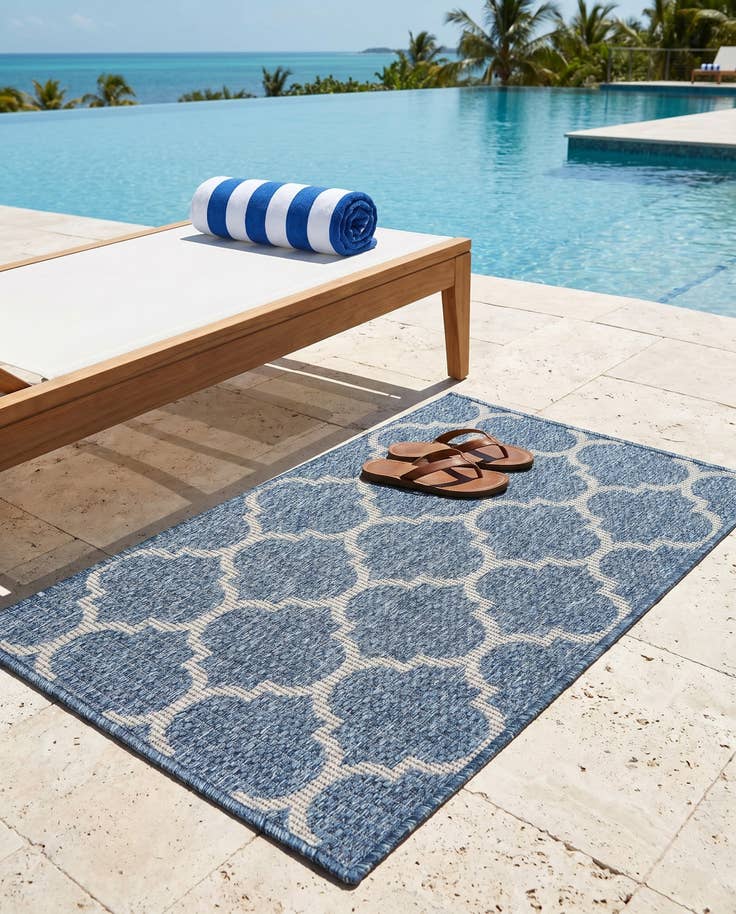 Detail image of 2' x 3' Easy-Clean Lattice Indoor / Outdoor Rug