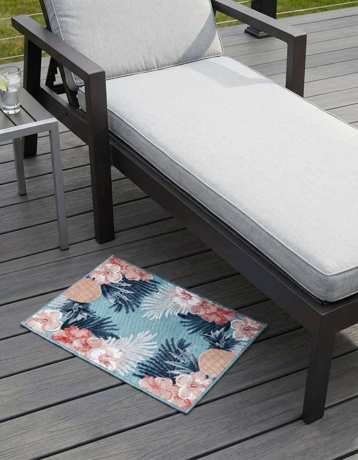 Detail image of 2' 2 x 3' Easy-Clean Botanical Indoor / Outdoor Rug