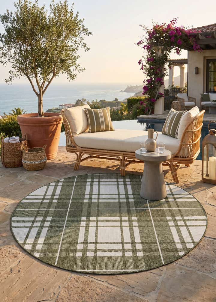 6' x 6' Easy-Clean Checkered Indoor / Outdoor Round Rug