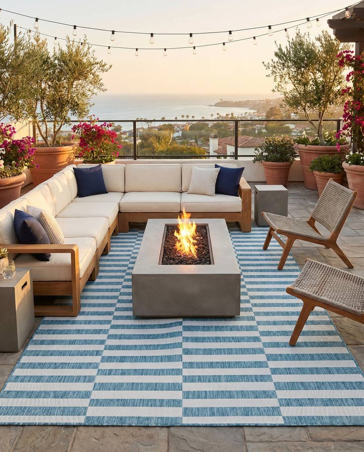 Detail image of 7' x 10' Easy-Clean Ribbon Indoor / Outdoor Rug