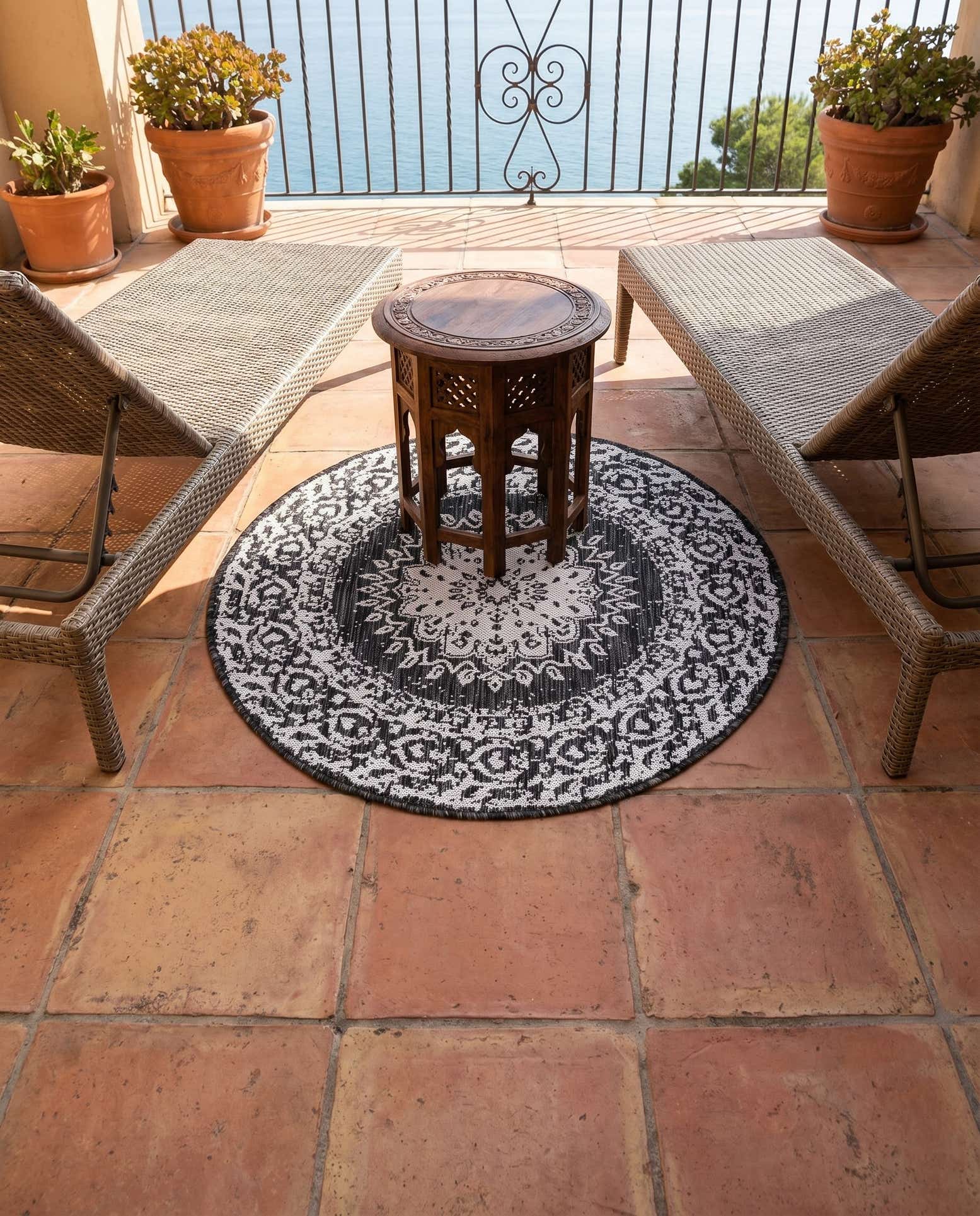 3' x 3' Easy-Clean Traditional Indoor / Outdoor Round Rug
