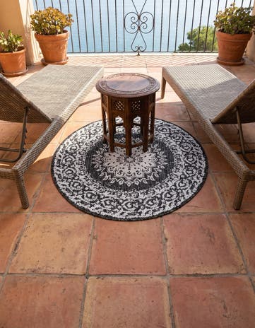 3' x 3' Easy-Clean Traditional Indoor / Outdoor Round Rug