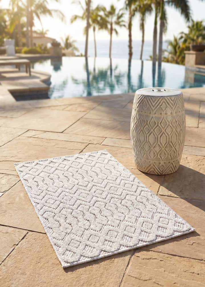 2' x 3' Easy-Clean Trellis Textured Indoor / Outdoor Rug