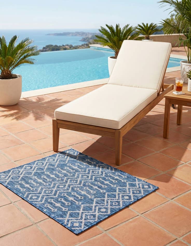 Detail image of 2' x 3' Easy-Clean Trellis Indoor / Outdoor Rug