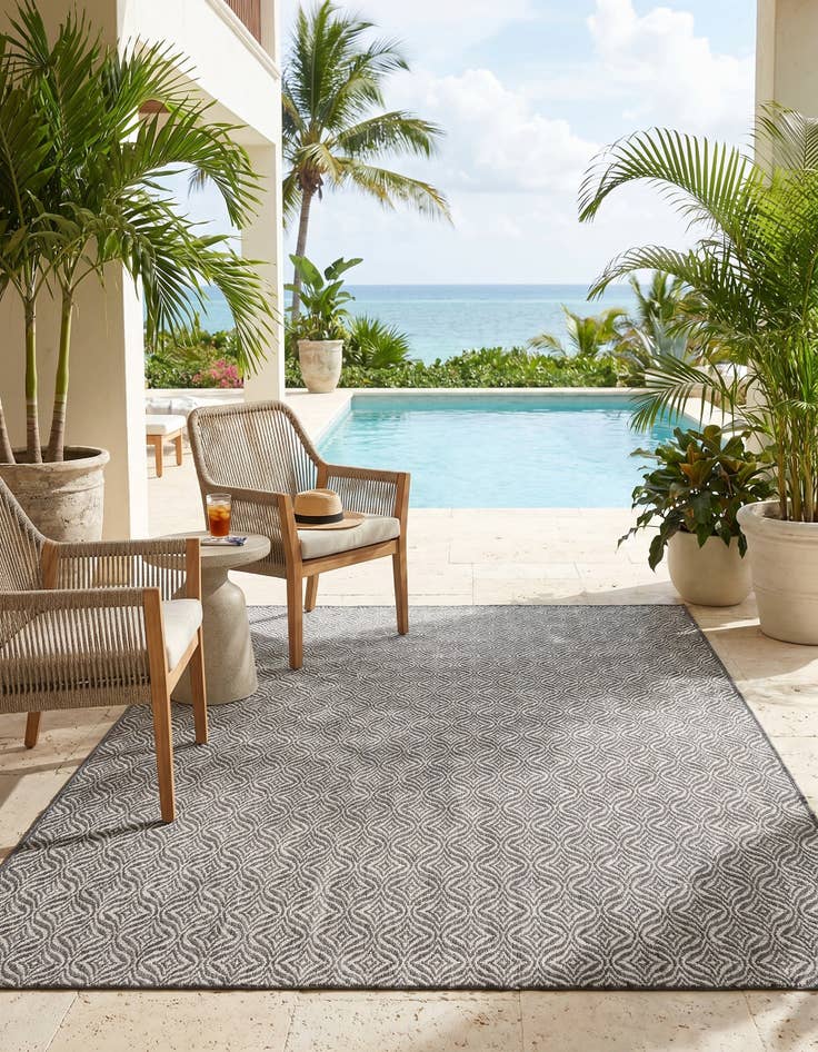 Detail image of 6' x 9' Easy-Clean Lattice Indoor / Outdoor Rug