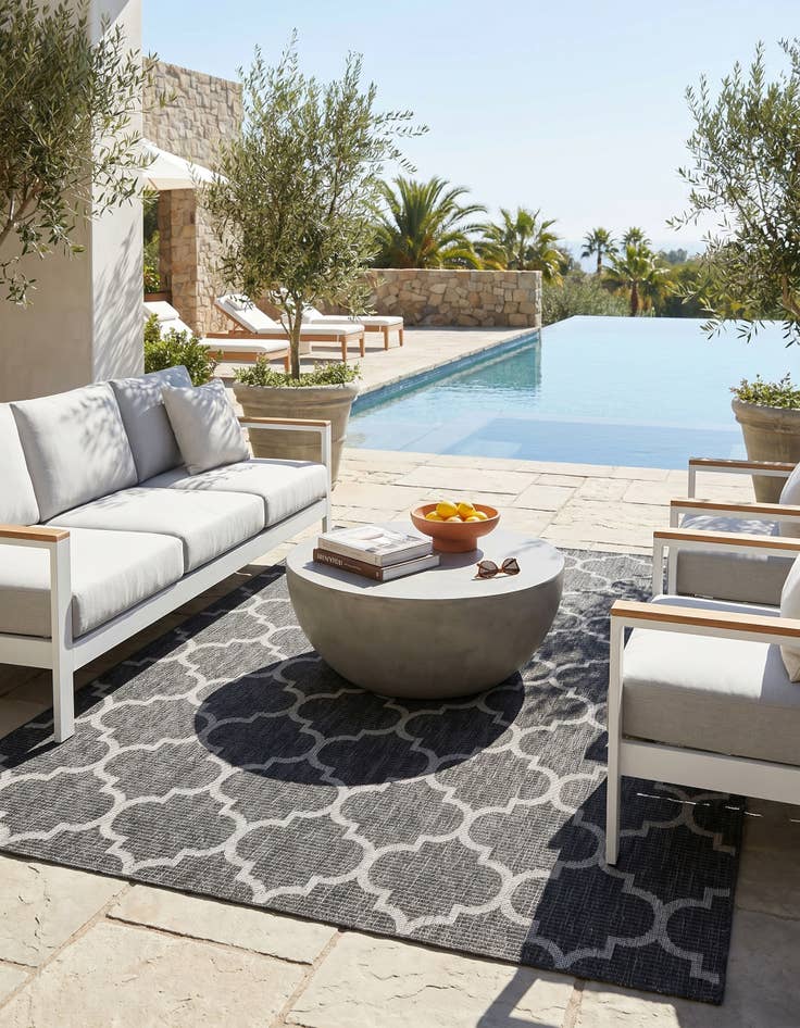 Detail image of 7' 10 x 10' Easy-Clean Trellis Indoor / Outdoor Rug