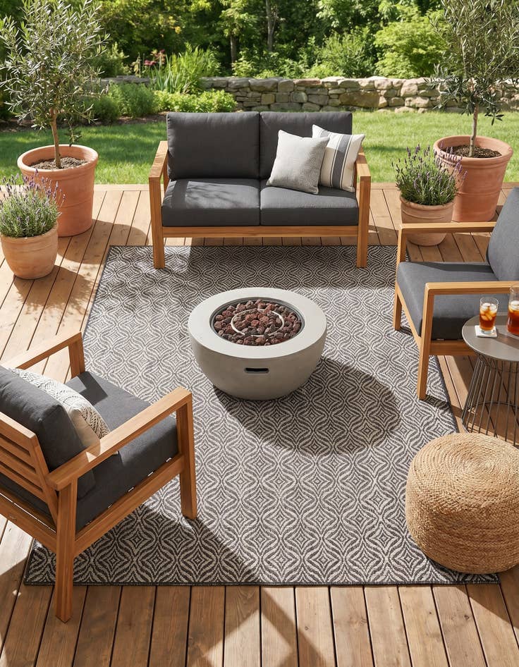 Detail image of 5' 3 x 8' Easy-Clean Lattice Indoor / Outdoor Rug