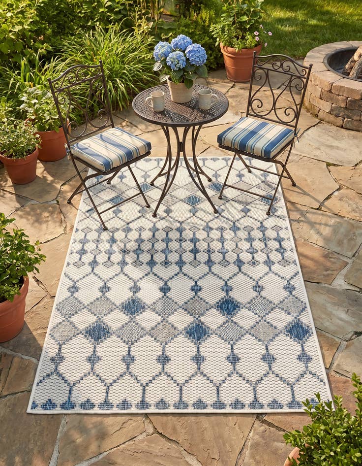 Detail image of 3' x 5' 3 Easy-Clean Lattice Indoor / Outdoor Rug
