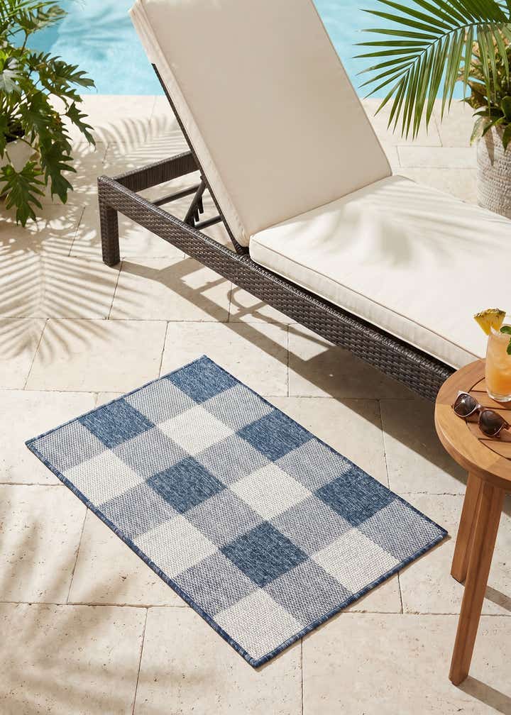 2' x 3' Easy-Clean Checkered Indoor / Outdoor Rug