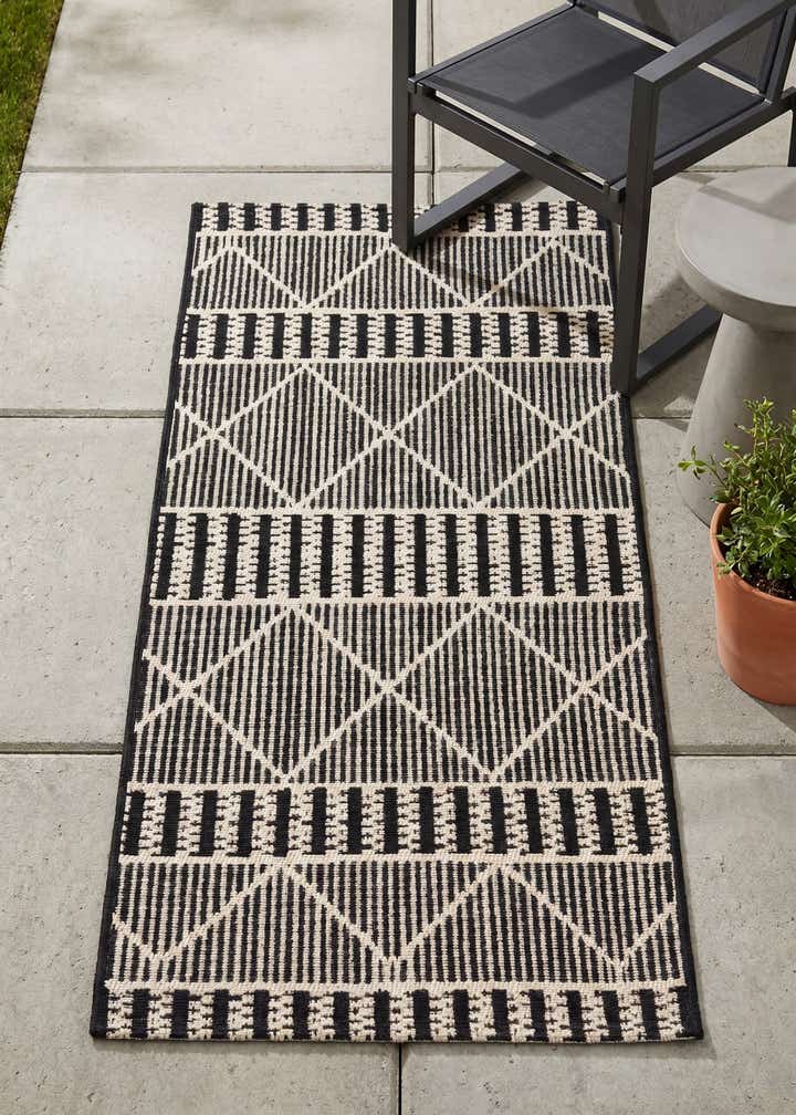 2' x 4' Easy-Clean Lattice Indoor / Outdoor Runner Rug
