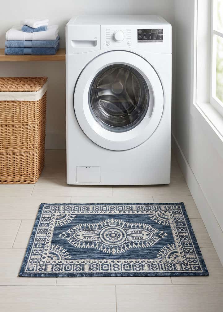 2' x 3' Easy-Clean Traditional Indoor / Outdoor Rug