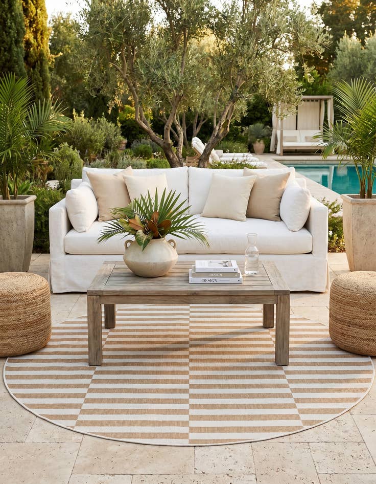 Detail image of 7' 10 x 7' 10 Easy-Clean Striped Indoor / Outdoor Round Rug