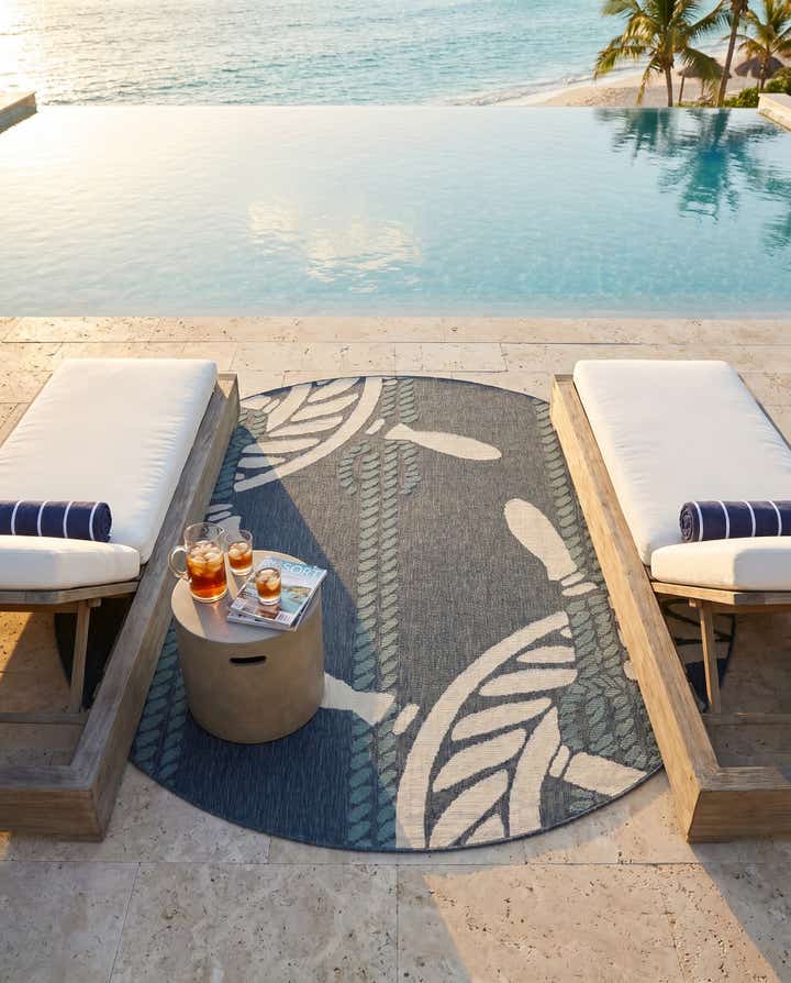 7' x 7' Easy-Clean Coastal Indoor / Outdoor Round Rug