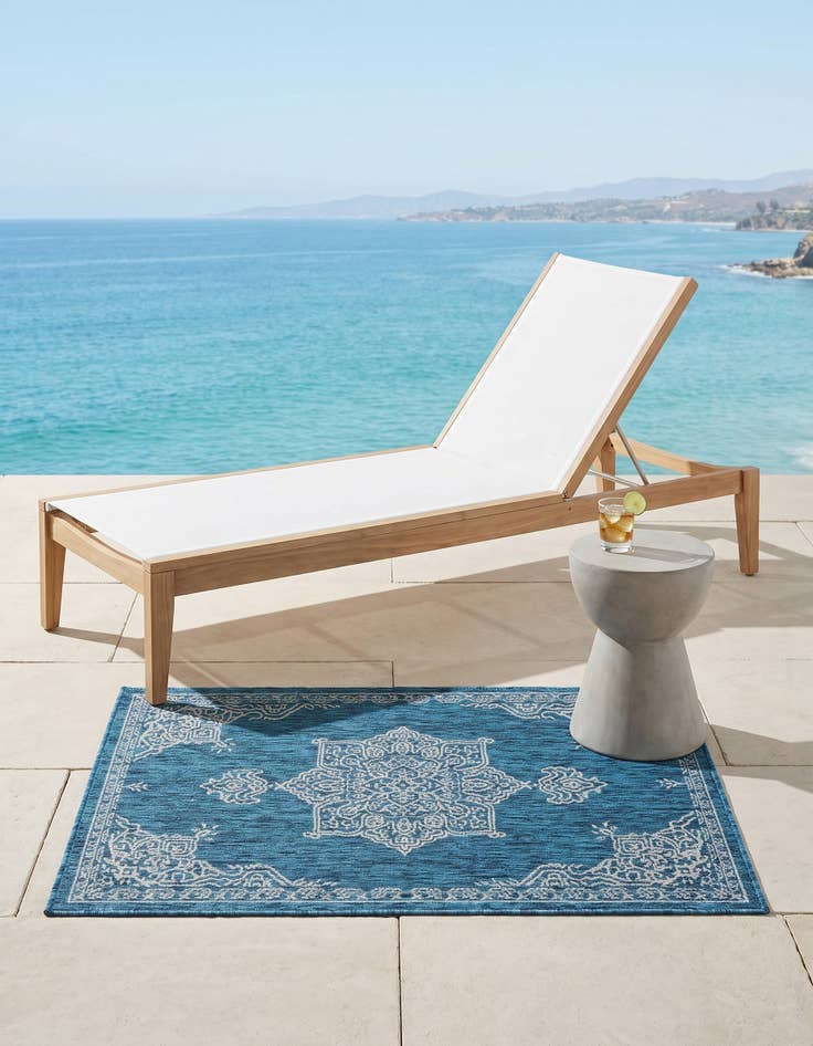 Detail image of 3' x 5' 3 Easy-Clean Traditional Indoor / Outdoor Rug