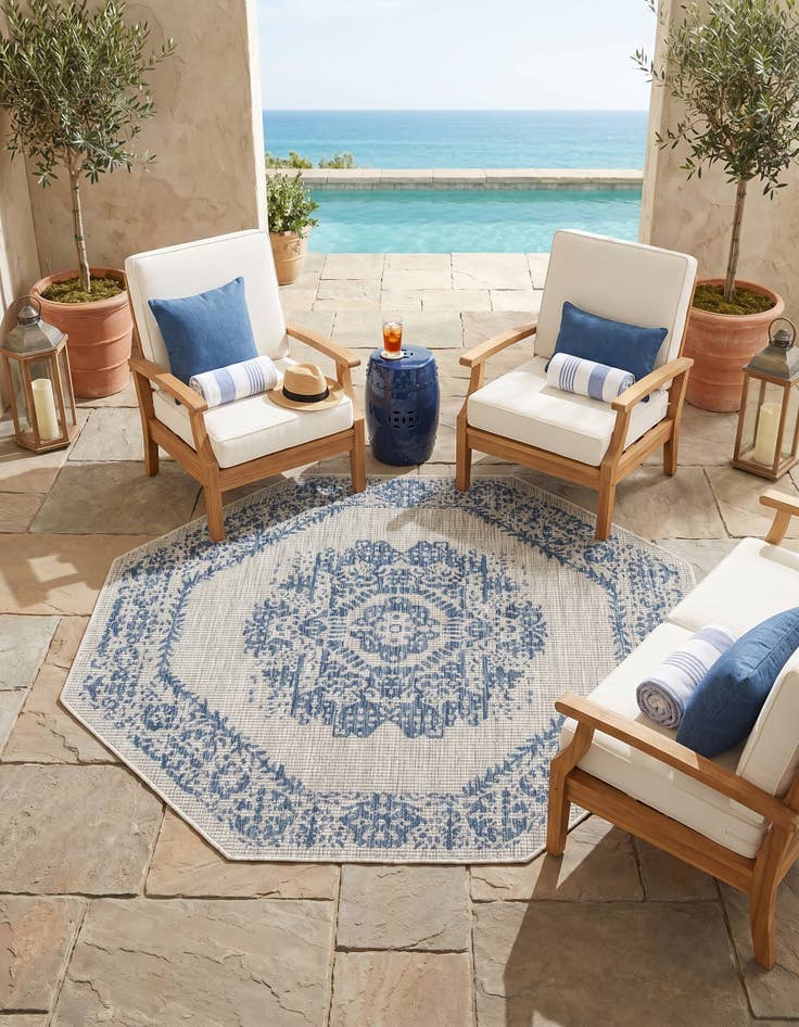 Detail image of 5' 3 x 5' 3 Easy-Clean Traditional Indoor / Outdoor Octagon Rug