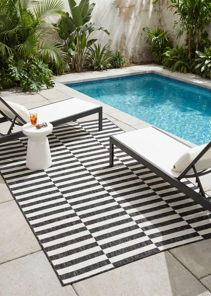 5' 3 x 8' Easy-Clean Striped Indoor / Outdoor Rug