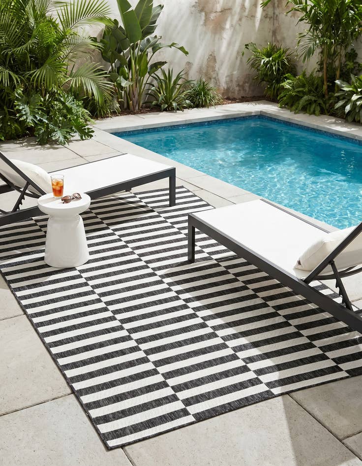 Detail image of 5' 3 x 8' Easy-Clean Striped Indoor / Outdoor Rug