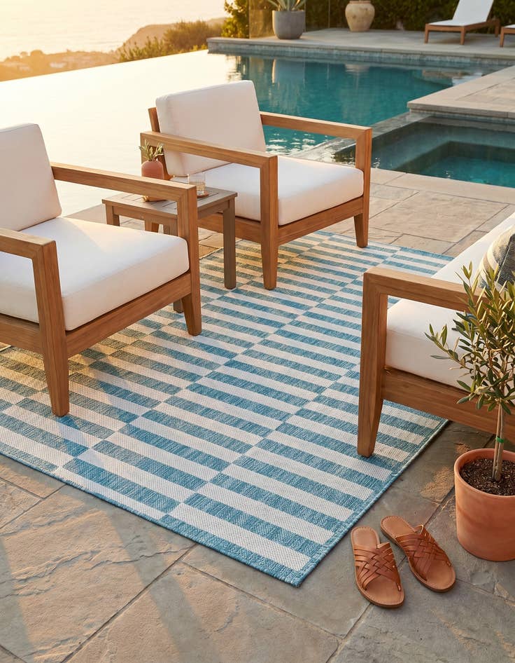Detail image of 4' x 6' Easy-Clean Ribbon Indoor / Outdoor Rug