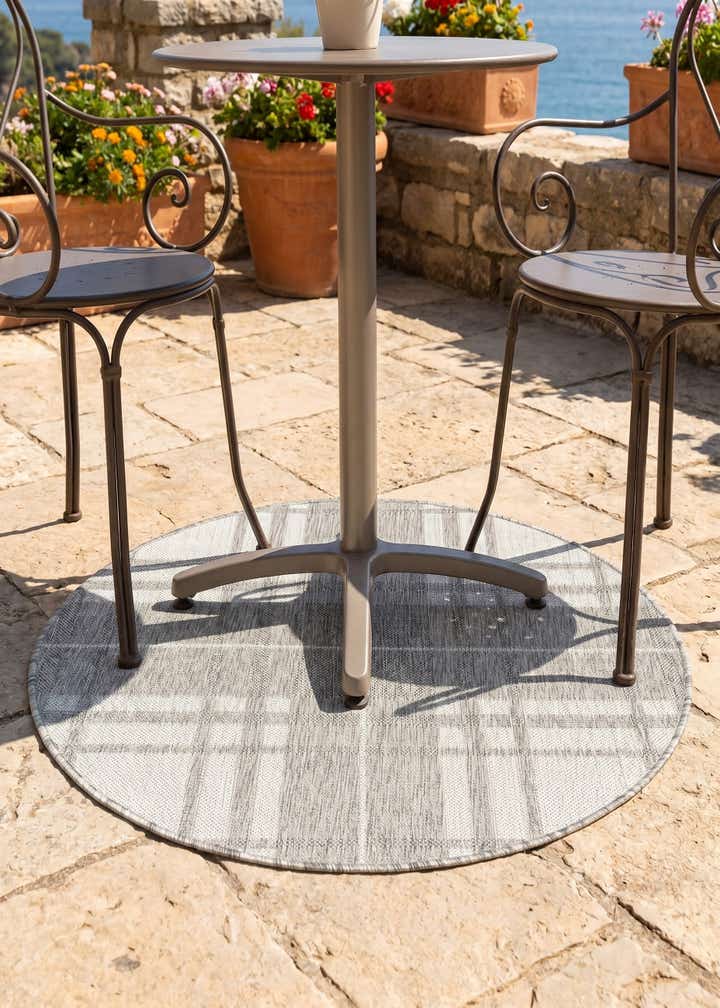 3' x 3' Easy-Clean Checkered Indoor / Outdoor Round Rug