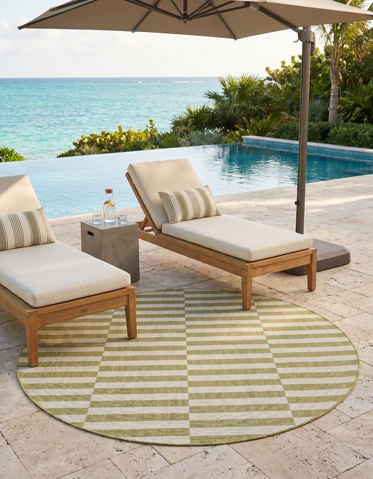 Detail image of 6' x 6' Easy-Clean Striped Indoor / Outdoor Round Rug