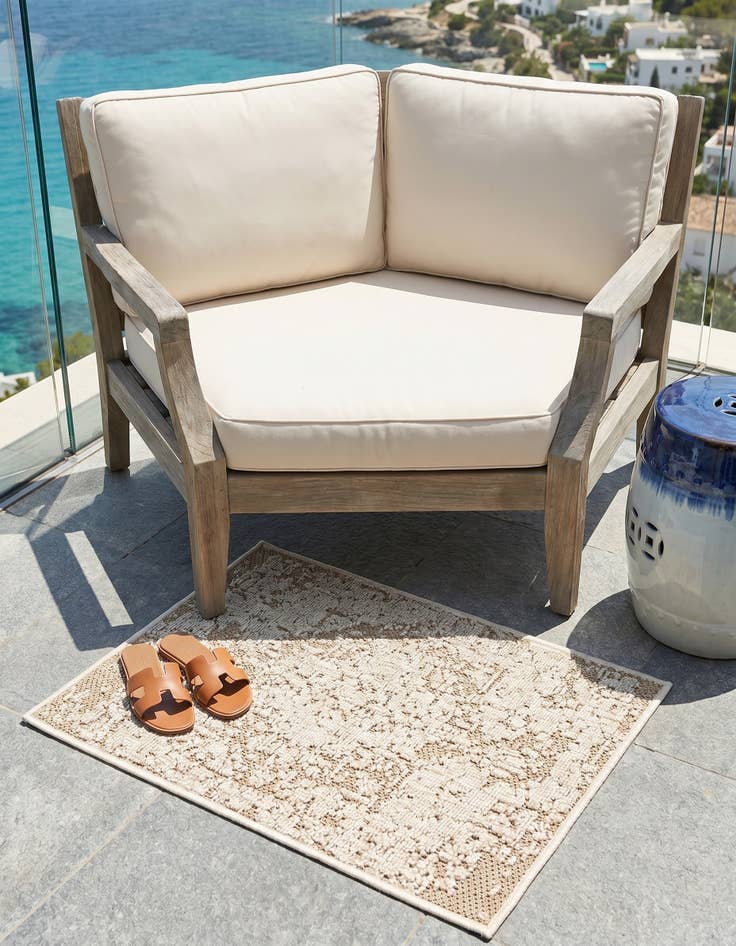 Detail image of 2' x 3' 1 Easy-Clean Traditional Indoor / Outdoor Rug