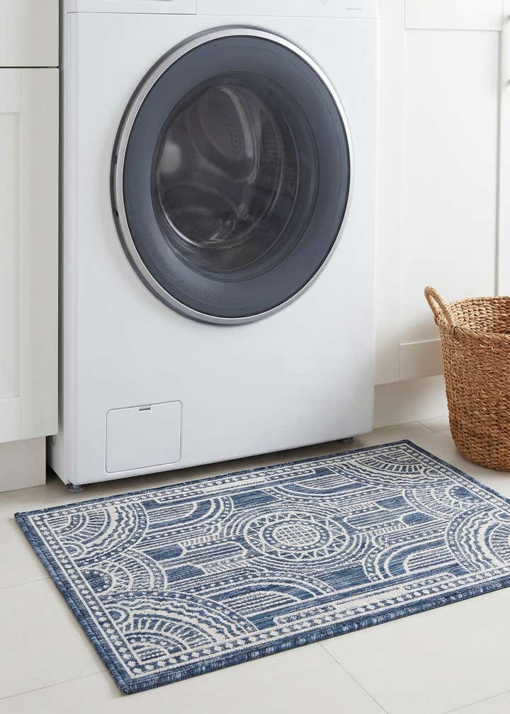 2' x 3' Easy-Clean Traditional Indoor / Outdoor Rug