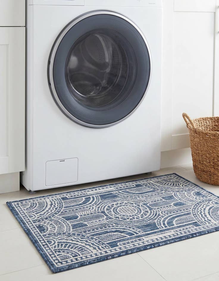 Detail image of 2' x 3' Easy-Clean Traditional Indoor / Outdoor Rug