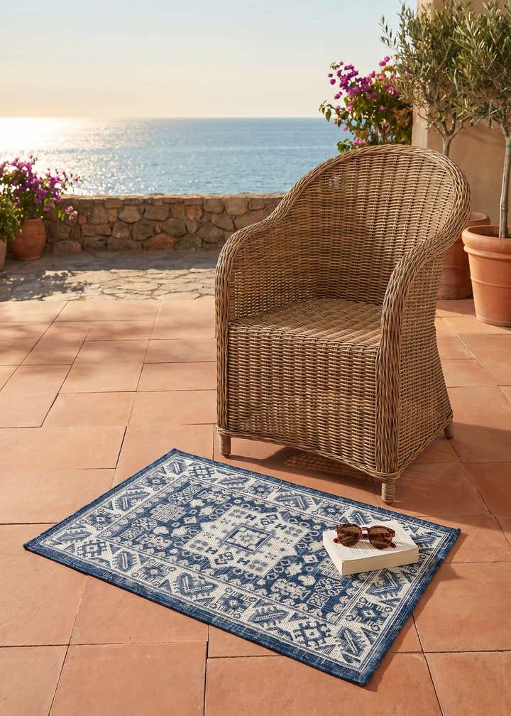 2' x 3' Easy-Clean Aztec Indoor / Outdoor Rug