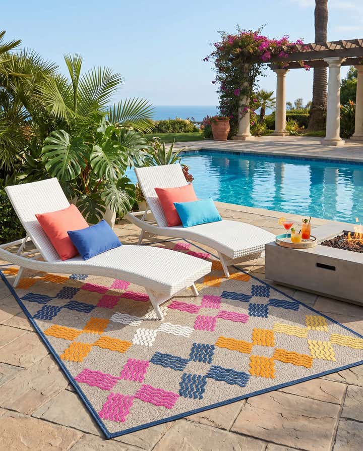 5' x 7' 7 Easy-Clean Indoor / Outdoor Rug