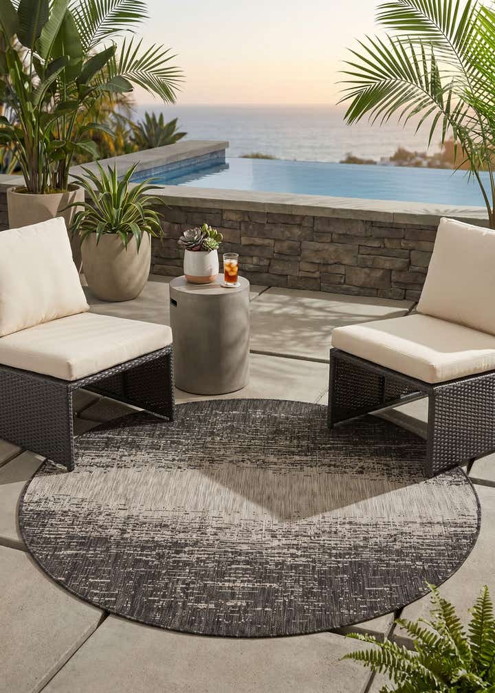5' 3 x 5' 3 Easy-Clean Modern Indoor / Outdoor Round Rug