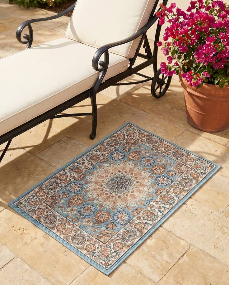 Detail image of 2' x 3' 1 Easy-Clean Traditional Indoor / Outdoor Rug