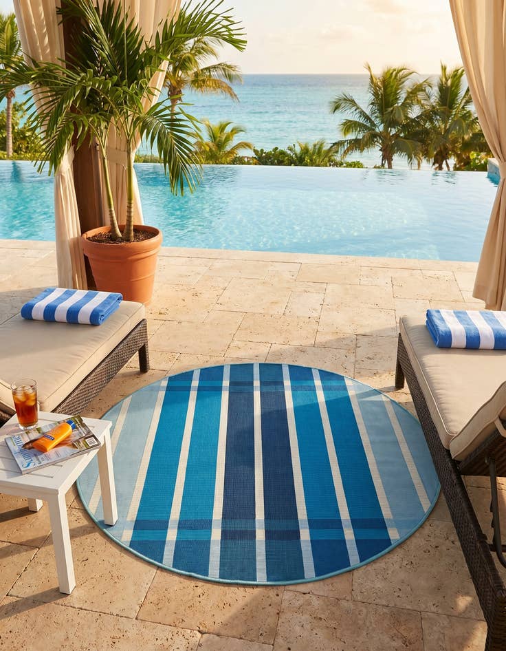 Detail image of 4' x 4' Easy-Clean Striped Indoor / Outdoor Round Rug