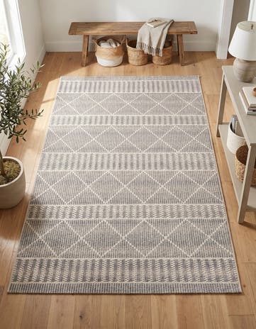 5' 3 x 8' Easy-Clean Lattice Indoor / Outdoor Rug